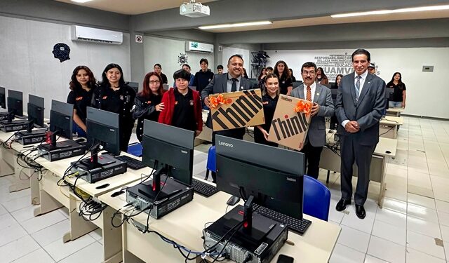 Equipa rector de la UAT centros de cómputo en Reynosa y Valle Hermoso