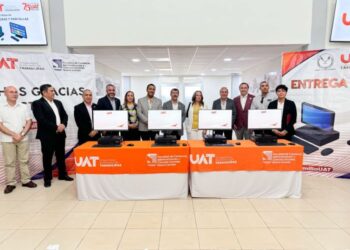 Entrega rector de la UAT equipamiento a universitarios de Nuevo Laredo
