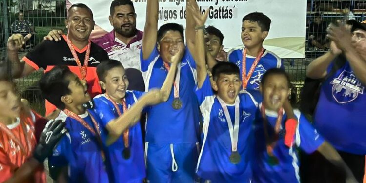Carlos Pizaña, jefe del deporte victorense, premia a campeones del Torneo «Amigos del Alcalde»