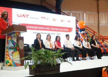 El rector Dámaso Anaya y la Lic. Isolda Rendón presiden graduación de CENDIS de la UAT