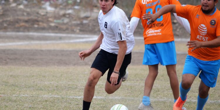 Listo octagonal de fútbol «Chon Bautista» en campo loma alta
