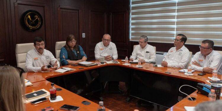 Rector de la UAT, llama a su gabinete a redoblar esfuerzos
