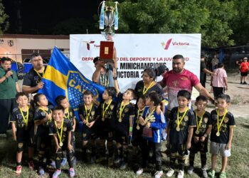 Premia Carlos Pizaña a campeones del futbol de la minichampions Victoria