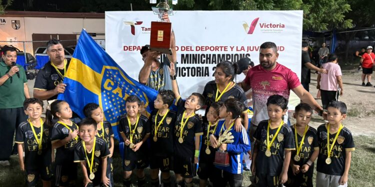 Premia Carlos Pizaña a campeones del futbol de la minichampions Victoria