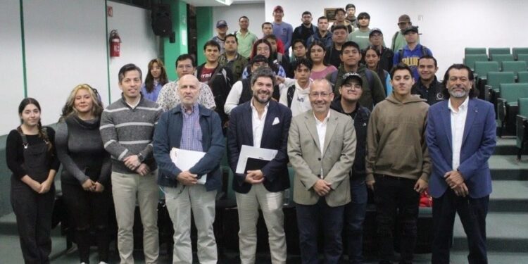 Expertos en economía imparten conferencias en la UAT