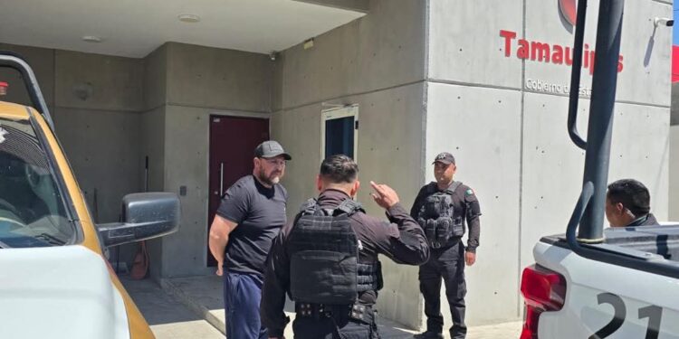 Srio General de Gobierno, acude a saludar a personal de Estación Segura, en este periodo vacacional