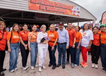 Rodeado de niños alegres, el gobernador Américo y el rector Dámaso Anaya disfrutaron de las amenidades de la UAT en el DIFzania 2026