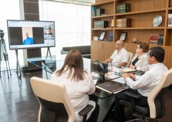 El rector Dámaso Anaya proyecta a la UAT como referente en Inteligencia Artificial en alianza con India 17 de abril del 2026  « La Universidad Autónoma de Tamaulipas fortaleció su proyección internacional y cooperación estratégica en innovación educativa, durante la reunión de trabajo que presidió el rector Dámaso Anaya Alvarado para la implementación del Manifiesto Institucional de Inteligencia Artificial de la UAT, con la participación de autoridades académicas de la Universidad Sharda, de la India. «  En este marco, el rector sostuvo una sesión virtual con el Dr. Vivek Kumar Gupta, y otros directivos de la prestigiada institución universitaria de la India, quienes destacaron la propuesta de establecer un nodo internacional que fortalezca la construcción de una agenda global compartida en el campo de la Inteligencia Artificial, en una iniciativa que posiciona a la UAT como referente nacional en el uso ético y estratégico de estas tecnologías.  Los académicos de la Universidad Sharda destacaron la relevancia de esta alianza académica en la cual se propone la colaboración en inteligencia artificial, gobierno electrónico, desarrollo tecnológico y formación especializada, entre otros temas.  Durante la reunión acompañó al rector el Dr. Fernando Ortiz Rodríguez, docente e investigador de la UAT, quien, como parte de este proyecto, realizará una estancia académica en la Universidad Sharda, en la India, consolidando vínculos y el desarrollo conjunto de iniciativas científicas y académicas.  En su intervención, el rector subrayó que las universidades enfrentan una responsabilidad histórica ante la transformación tecnológica, destacando que la UAT asume este reto con responsabilidad, visión y sentido humano, impulsando un modelo donde la innovación esté guiada por la ética, la inclusión y el bienestar social.  Enfatizó que la inteligencia artificial no debe concebirse únicamente como un avance tecnológico, sino como un fenómeno educativo, cultural y social que redefine la forma de aprender, enseñar e investigar.  En ese sentido, convocó a la comunidad universitaria a pasar del manifiesto a la acción colectiva, consolidando un ecosistema académico capaz de generar conocimiento con impacto global.  En el desarrollo de la reunión, la secretaria académica, Rosa Issel Acosta González, expuso los objetivos del Manifiesto Institucional de Inteligencia Artificial, que propone integrar un equipo multidisciplinario de académicos que siente las bases en la creación del Instituto de Inteligencia Artificial de la UAT.  La implementación se desarrollará en tres fases estratégicas. En una primera etapa, se prioriza la articulación interna, la creación de laboratorios de inteligencia artificial y el fortalecimiento de la colaboración interdisciplinaria. Posteriormente, su expansión hacia las dependencias académicas y a la consolidación de redes de investigación. Finalmente, integrar a la comunidad universitaria en una cultura institucional de innovación responsable.