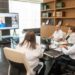 El rector Dámaso Anaya proyecta a la UAT como referente en Inteligencia Artificial en alianza con India 17 de abril del 2026  « La Universidad Autónoma de Tamaulipas fortaleció su proyección internacional y cooperación estratégica en innovación educativa, durante la reunión de trabajo que presidió el rector Dámaso Anaya Alvarado para la implementación del Manifiesto Institucional de Inteligencia Artificial de la UAT, con la participación de autoridades académicas de la Universidad Sharda, de la India. «  En este marco, el rector sostuvo una sesión virtual con el Dr. Vivek Kumar Gupta, y otros directivos de la prestigiada institución universitaria de la India, quienes destacaron la propuesta de establecer un nodo internacional que fortalezca la construcción de una agenda global compartida en el campo de la Inteligencia Artificial, en una iniciativa que posiciona a la UAT como referente nacional en el uso ético y estratégico de estas tecnologías.  Los académicos de la Universidad Sharda destacaron la relevancia de esta alianza académica en la cual se propone la colaboración en inteligencia artificial, gobierno electrónico, desarrollo tecnológico y formación especializada, entre otros temas.  Durante la reunión acompañó al rector el Dr. Fernando Ortiz Rodríguez, docente e investigador de la UAT, quien, como parte de este proyecto, realizará una estancia académica en la Universidad Sharda, en la India, consolidando vínculos y el desarrollo conjunto de iniciativas científicas y académicas.  En su intervención, el rector subrayó que las universidades enfrentan una responsabilidad histórica ante la transformación tecnológica, destacando que la UAT asume este reto con responsabilidad, visión y sentido humano, impulsando un modelo donde la innovación esté guiada por la ética, la inclusión y el bienestar social.  Enfatizó que la inteligencia artificial no debe concebirse únicamente como un avance tecnológico, sino como un fenómeno educativo, cultural y social que redefine la forma de aprender, enseñar e investigar.  En ese sentido, convocó a la comunidad universitaria a pasar del manifiesto a la acción colectiva, consolidando un ecosistema académico capaz de generar conocimiento con impacto global.  En el desarrollo de la reunión, la secretaria académica, Rosa Issel Acosta González, expuso los objetivos del Manifiesto Institucional de Inteligencia Artificial, que propone integrar un equipo multidisciplinario de académicos que siente las bases en la creación del Instituto de Inteligencia Artificial de la UAT.  La implementación se desarrollará en tres fases estratégicas. En una primera etapa, se prioriza la articulación interna, la creación de laboratorios de inteligencia artificial y el fortalecimiento de la colaboración interdisciplinaria. Posteriormente, su expansión hacia las dependencias académicas y a la consolidación de redes de investigación. Finalmente, integrar a la comunidad universitaria en una cultura institucional de innovación responsable.
