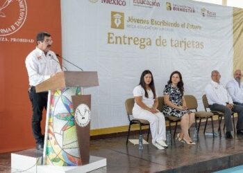 Encabeza el rector Dámaso Anaya entrega de becas a 493 estudiantes de la UAT