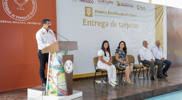 Encabeza el rector Dámaso Anaya entrega de becas a 493 estudiantes de la UAT