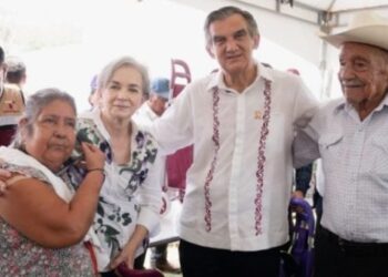 Américo y María de Villarreal llevan apoyos y servicios gratuitos a las familias de Antiguo Morelos