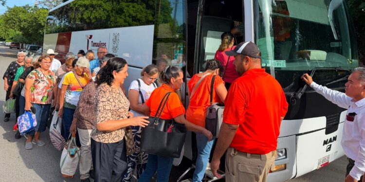 Programa de Turismo Social lleva a adultos mayores a pasear a El Chorrito en Hidalgo, Tamaulipas