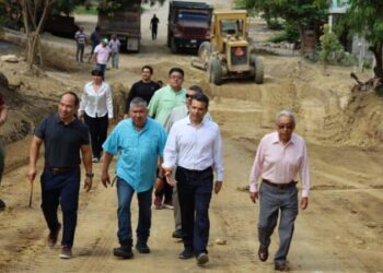 Supervisa Lalo Gattás construcción de calles de concreto hidráulico.