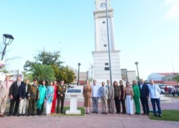 DEVELA GOBIERNO DE NUEVO LAREDO PLACA CONMEMORATIVA POR LOS 100 AÑOS DEL RELOJ DE LA PLAZA HIDALGO