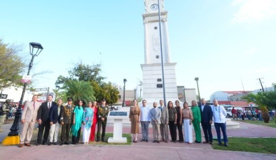 DEVELA GOBIERNO DE NUEVO LAREDO PLACA CONMEMORATIVA POR LOS 100 AÑOS DEL RELOJ DE LA PLAZA HIDALGO