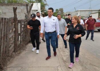 Lalo Gattás recorre y escucha a vecinos de la colonia Linda Vista.