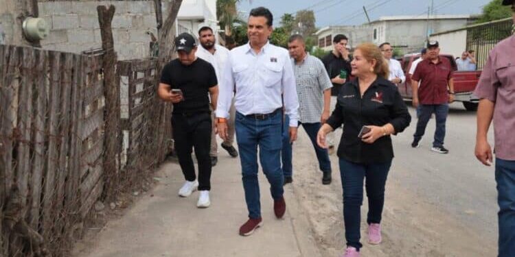 Lalo Gattás recorre y escucha a vecinos de la colonia Linda Vista.